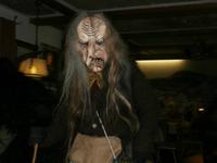 eine Hexe ist mit den Perchten unterwegs