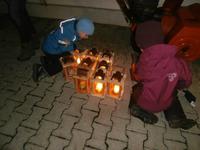 Magdalena und Max beim Zünden der Laternen für den Rückweg von der Alm