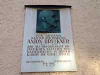 054_Bruckner-Gedenktafel an der Kirche