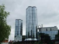 Schon von weitem sind die verspiegleten Türme des Friesischen Brauhauses zu sehen