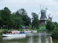 Blick zu den Zwillingsmühlen in Greetsiel
