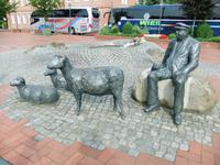 Der Schäferbrunnen auf dem Marktplatz von Wittmund