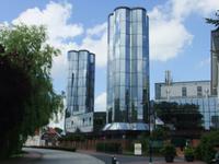 Schon von Weitem sieht man in Jever die Spiegeltürme der Brauerei