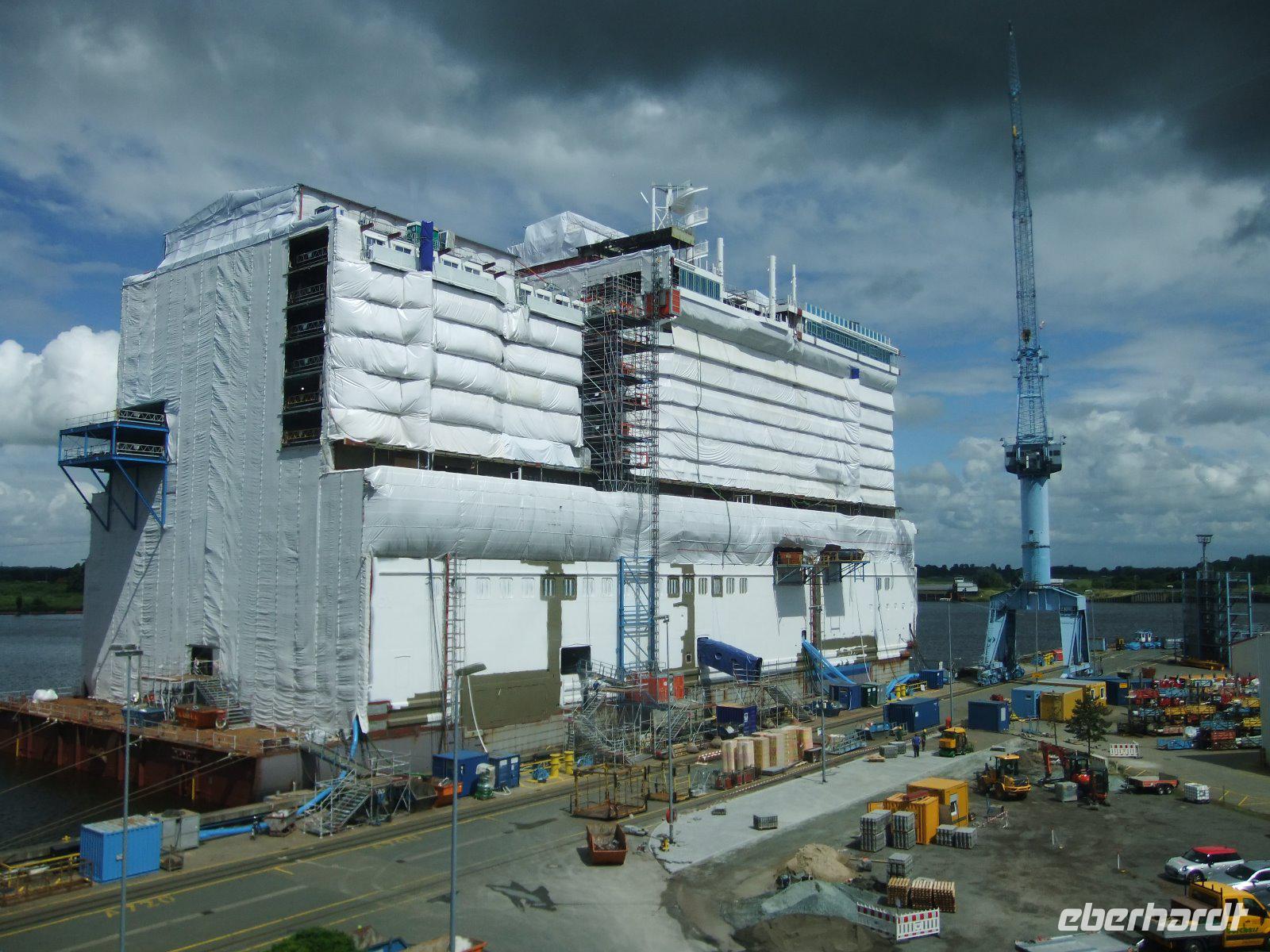 Vor den Hallen wartet bereits ein Drittel eines Schiff