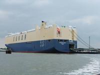 In Bremerhaven werden riesige Autotransporter be- und entlanden