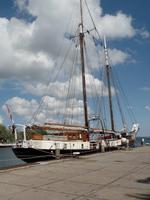 Traditionssegler im Hafen Lauterbach