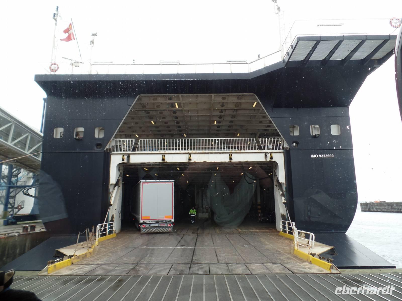 gleich geht es mit unserem Bus hinein in den 