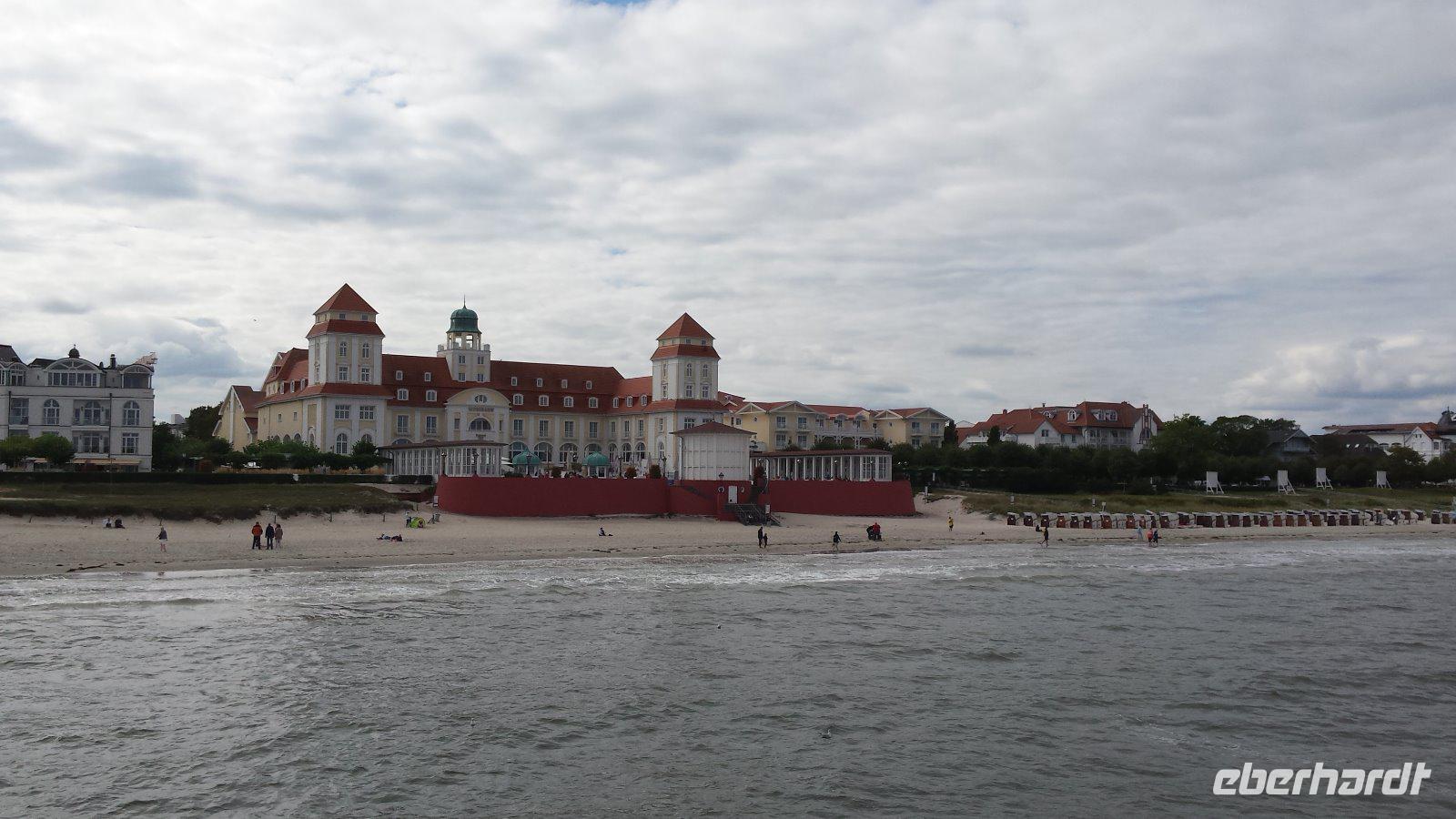Blick von der Seebrücke Binz auf die Starndpromenade mit dem Kurhaus