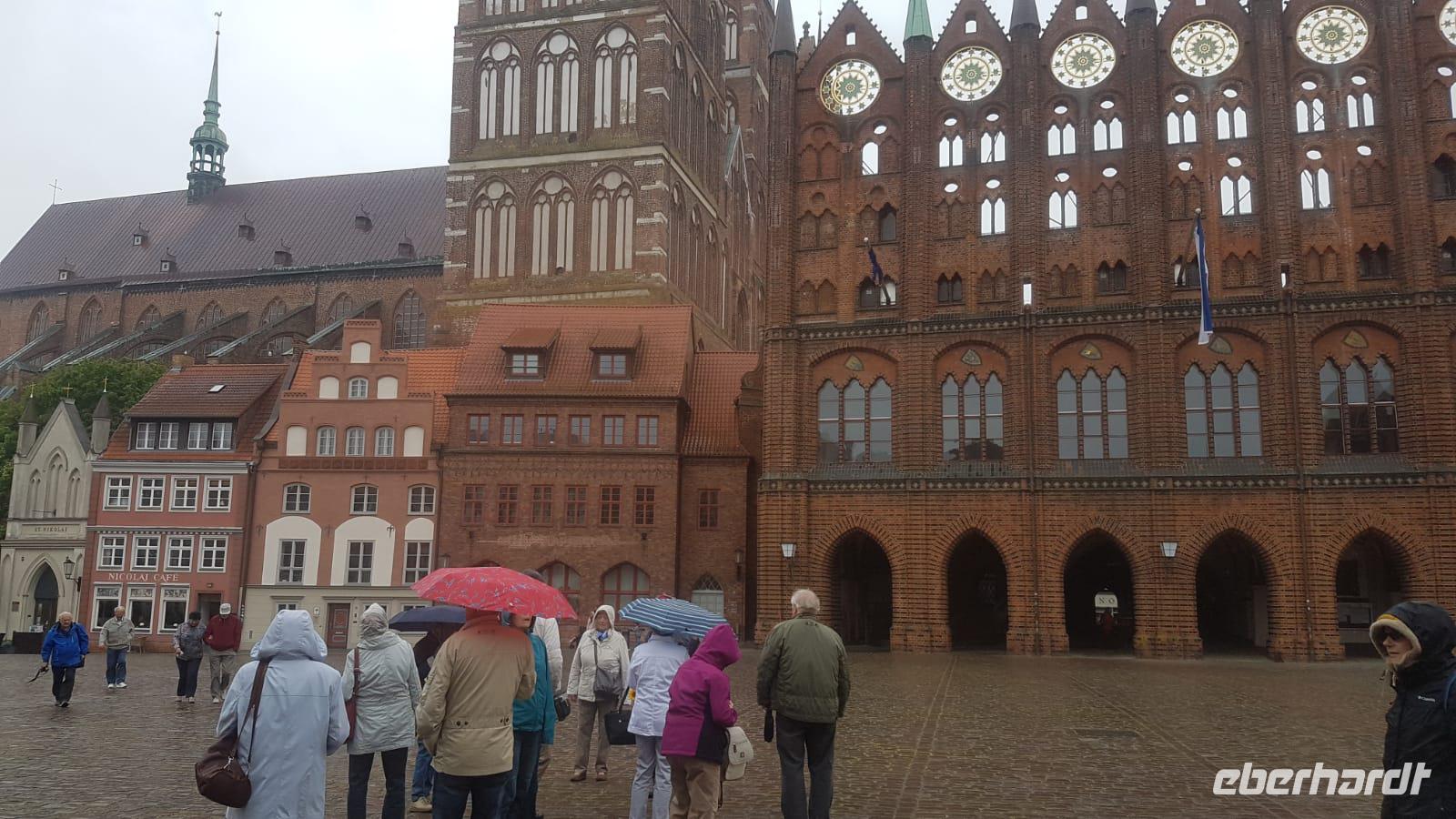 Gruppe bei Erklärung Rathaus