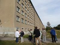 unsere Gruppe vor einem Gebäude des ehemaligen KdF-Bads Prora