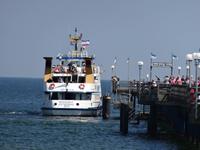 ein Schiff legt an der Seebrücke Binz an