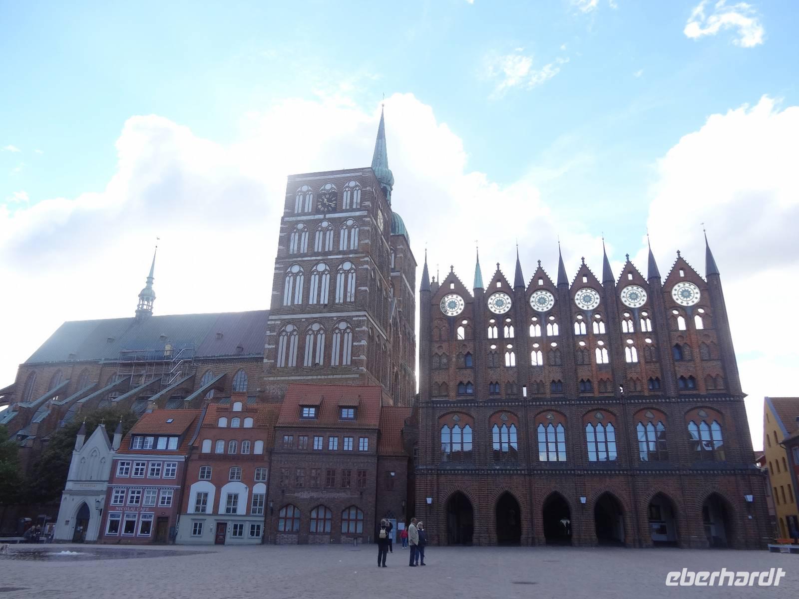 Nikolaikirche (links) und Rathaus von Stralsund