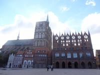 Nikolaikirche (links) und Rathaus von Stralsund