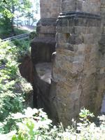 In den Sandstein geschlagene und aufgemauerte Kirchenmauern auf dem Burgberg Oybin