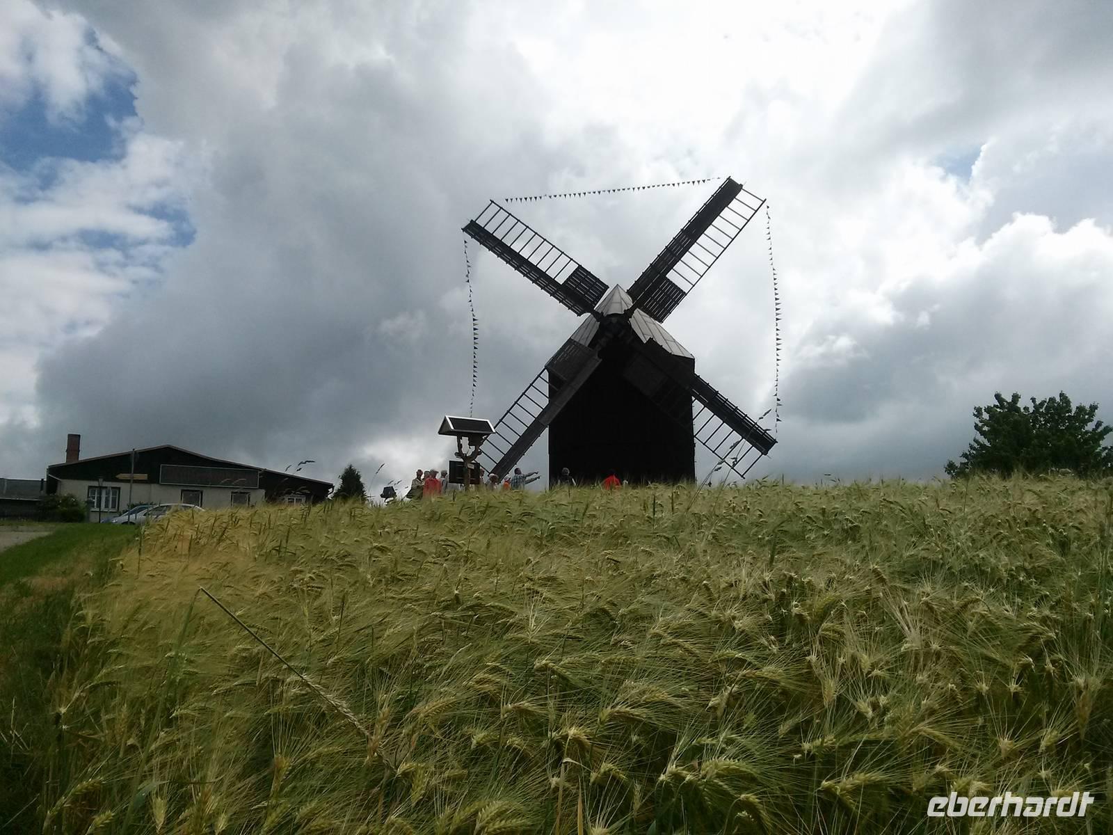 Kottmarsdorfer Bockwindmühle vor dramatischem Himmel