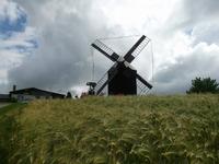 Kottmarsdorfer Bockwindmühle vor dramatischem Himmel