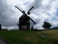 Kottmarsdorfer Bockwindmühle vor dramatischem Himmel