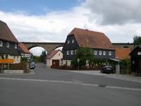 Umgebindehaus vor Eisenbahnbrücke