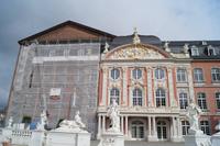 barocke Pracht vor römischem Gemäuer