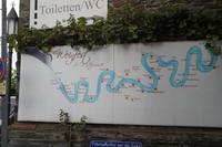 Die Mittelmosel fließt aus der Flasche 