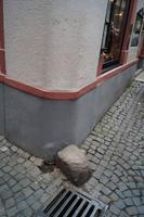 Dies ist der Stein des Anstoßes... deshalb jetzt bessser schnell die Kurve kratzen! 