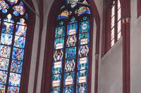 Auf dem modern gestalteten Fenster der Liebfrauenkirche sind Edith Stein, Mutter Theresa und Sophie Scholl dargestellt