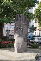Koblenz, Florinsmarkt: Skulptur zu Ehren Nikolaus' von Kues