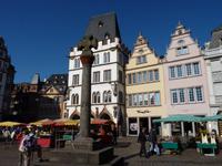 Marktkreuz mit Marktkirche St. Gangolf