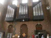 Im Innern auch eine moderne Orgel