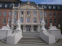 Prunkhafter Bau an die Basilika anschließend