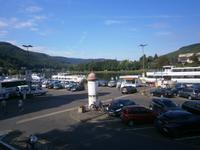 Bernkastel-Kues, Blick auf die Mosel und den Parkplatz unterhalb der Stadt 