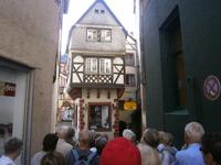 Ein kleines schmales Haus in einer Seitengasse des Ortes