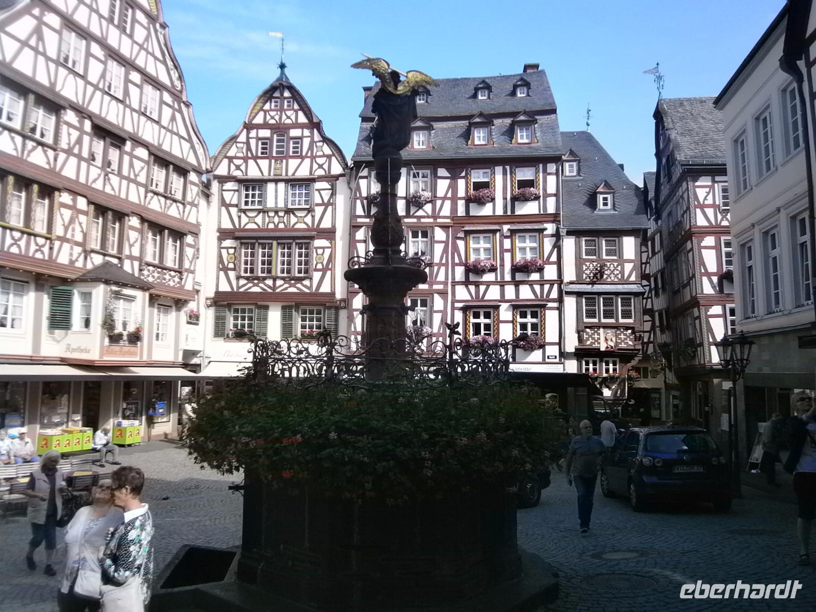 Bernkastel-Kues, der Michaelbrunnen am Markt