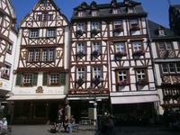 Schöne alte , gut erhaltene Häuser am Markt der Stadt