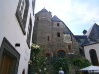 Beilstein,der Weg bergauf führt durch dieses gewaltige Bauwerk