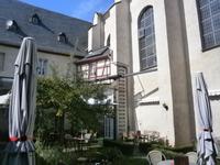 Im Innenhof der Klosterkirche von Beilstein