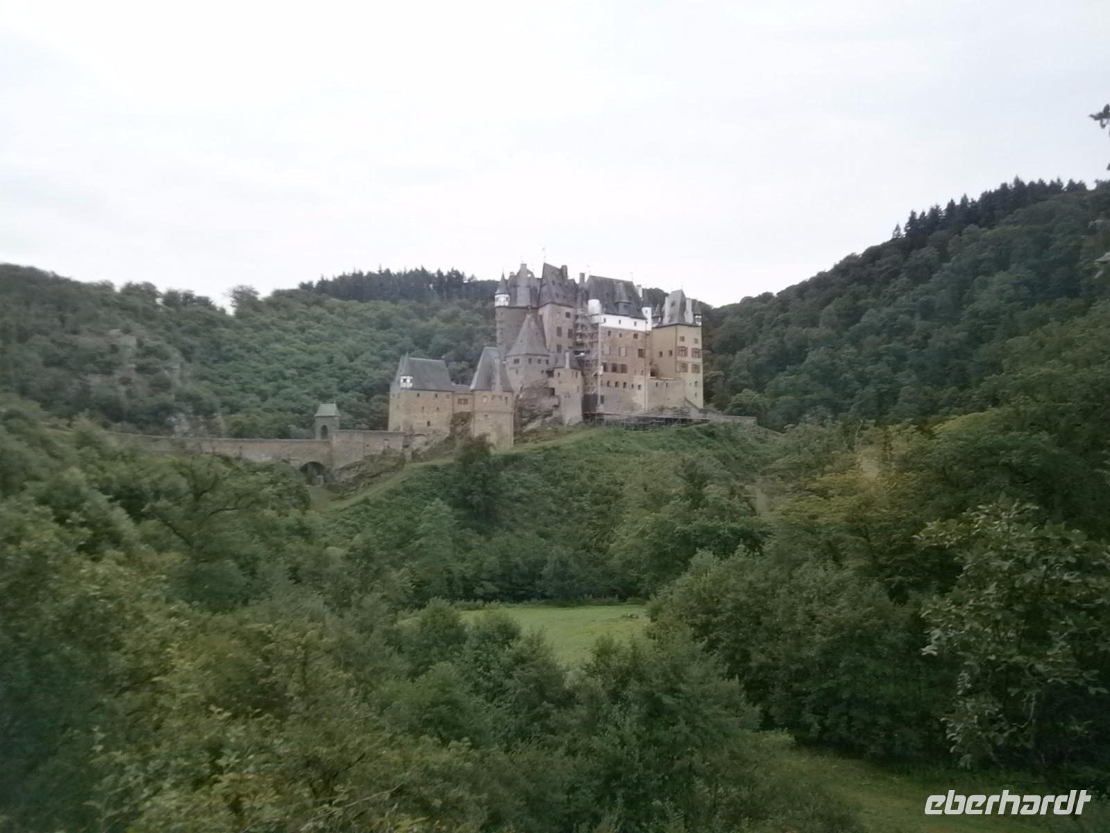 in einem Seitental der Mosel, die Burg Eltz