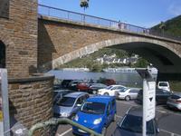 Fahrgastschiffe haben am anderen Ufer der Mosel festgemacht