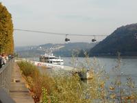 Mit der Seilbahn geht es über den Rhein
