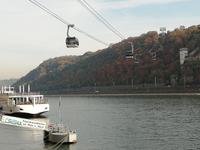 Mit der Seilbahn geht es über den Rhein