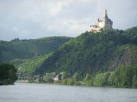 Die Marksburg hoch über dem Rhein