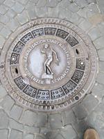 Deckel der Kanalisation mit dem Schengel