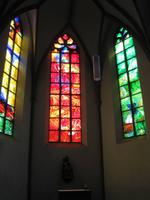 Moderne Gestaltung der Kirchenfenster in Cochem