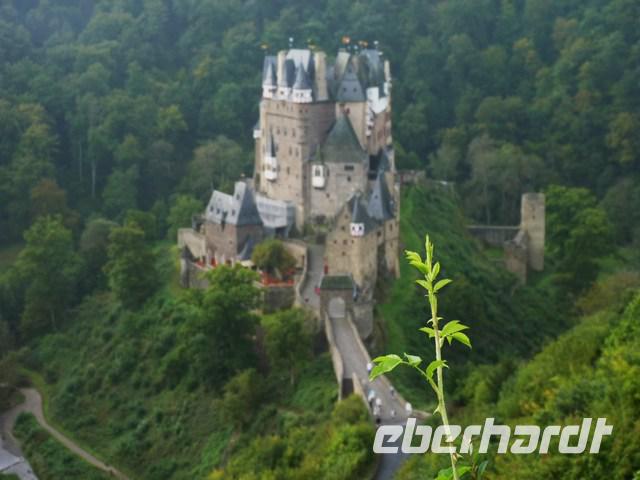  Burg Eltz ist eine Höhenburg aus dem 12. Jahrhundert im Tal der Elz