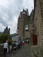  Burg Eltz ist eine Höhenburg aus dem 12. Jahrhundert im Tal der Elz,