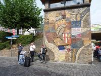 Mosaikwand an der Moselbrücke mit historischen Jahreszahlen