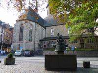 Pfarrkirche St. Martin mit Ziegenbrunnen