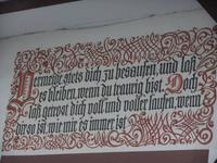 An den Fassaden der Häuser in Bernkastel findet man so manchen Weinspruch