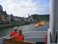 Blick vom Heck unseres Moselschiffes auf das Ufer von Cochem