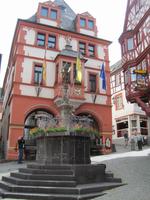 Brunnen vor Rathaus in Bernkastel